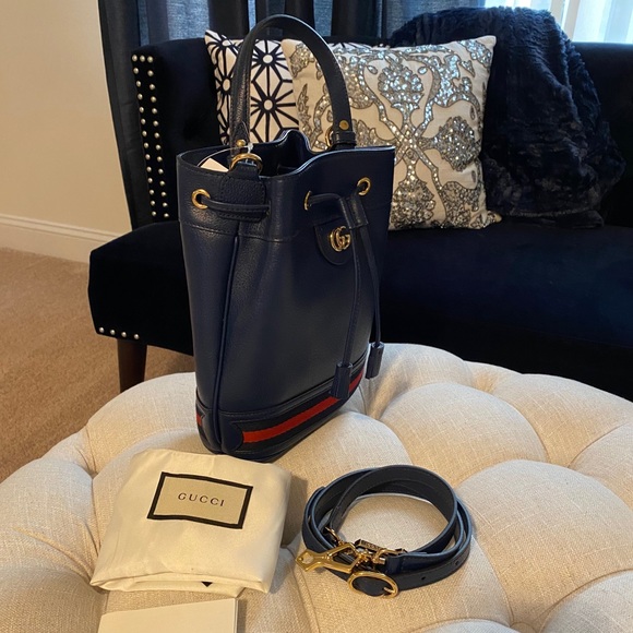 ✨SALE✨RESERVED!✨GUCCI✨NWT✨ALL LEATHER BUCKET BAG - Picture 3 of 16